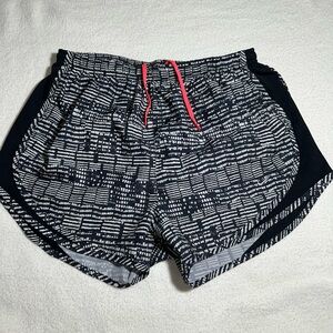 Nike running shorts size medium black and white pattern